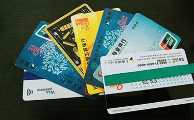 收到银行短信说信用卡逾期被列入黑名单该怎么办？